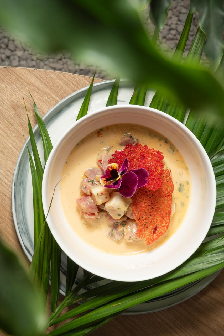 Ceviche cremoso con tuile y flor comestible.