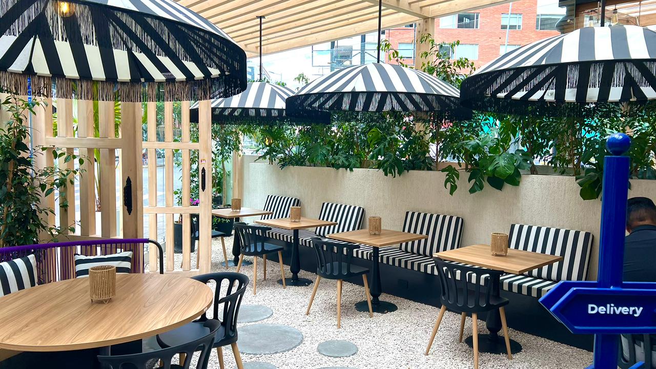 Patio con banquetas